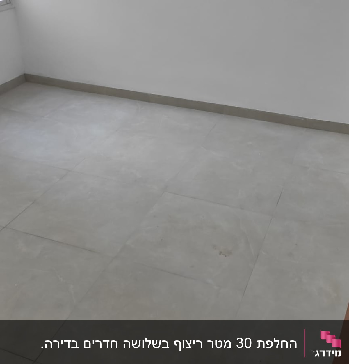 חדר ריק עם רצפת אריחים חדשים ודלת פתוחה